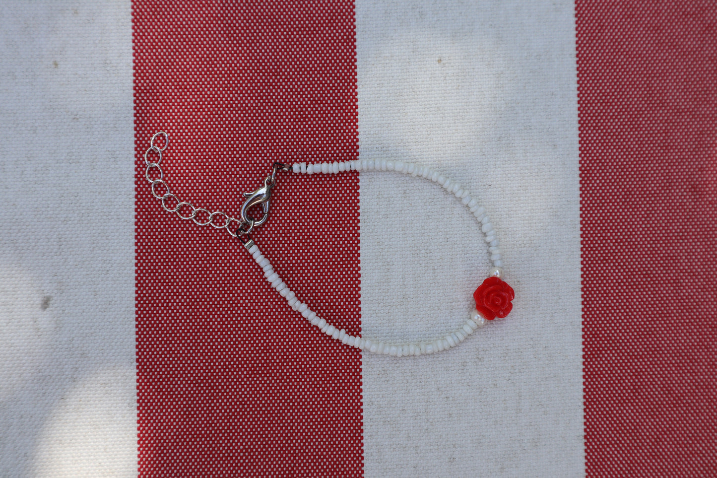 Armband: rode roos - zilver, wit