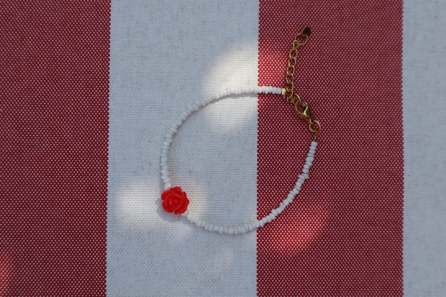 Armband: rode roos - goud, wit