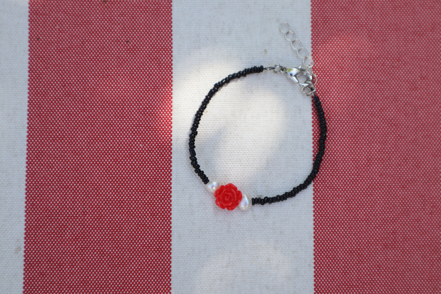 Armband: rode roos - zilver, zwart