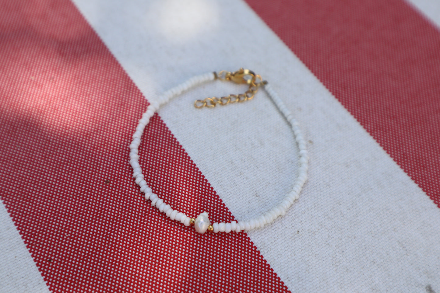 Armband: gouden parel - wit