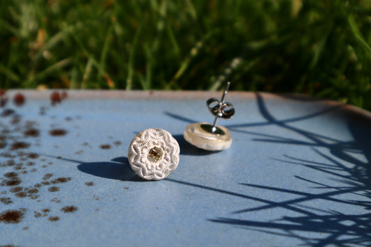 Oorbel: witte bloem
