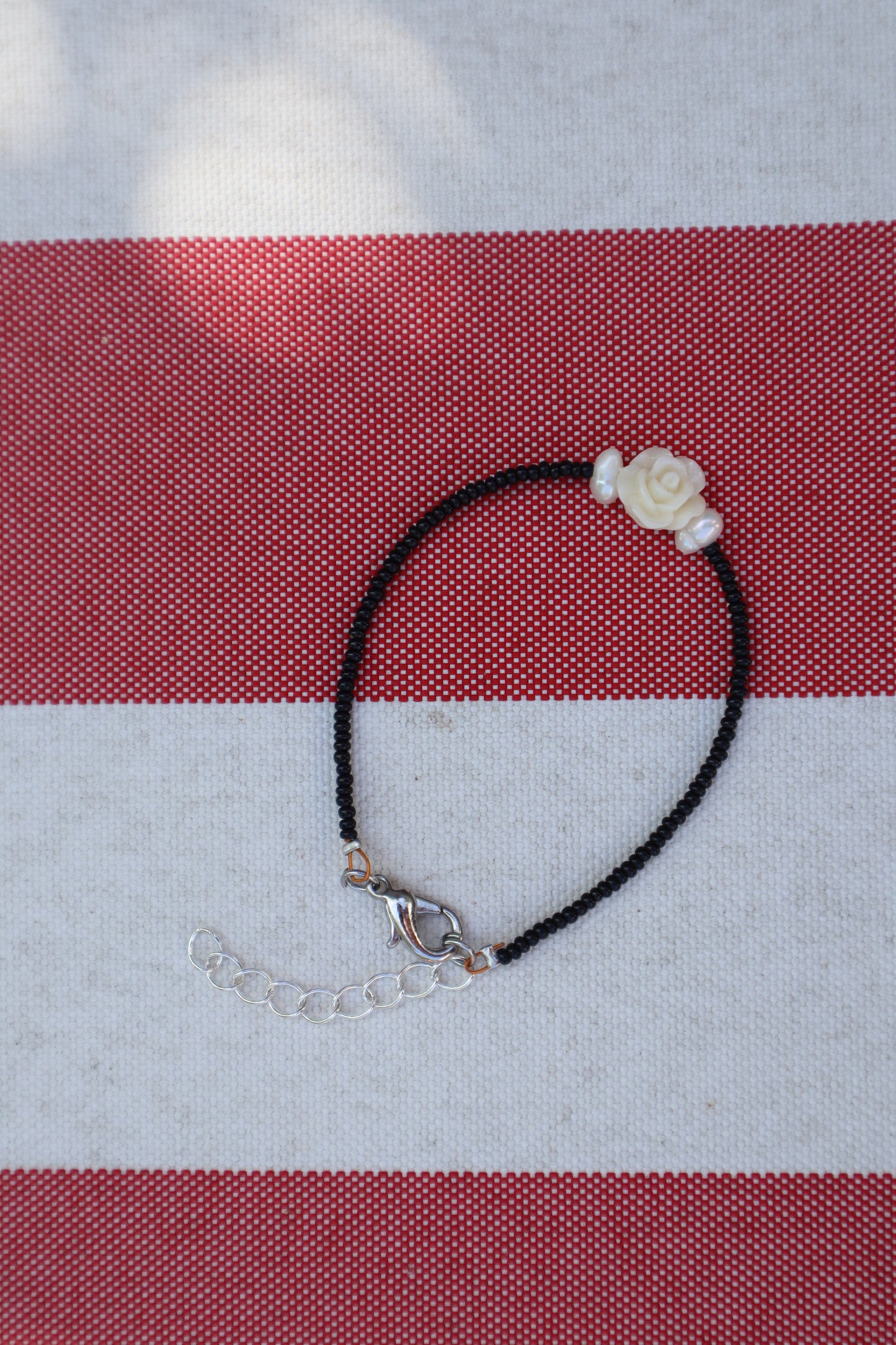 Armband: witte rood - zilver, zwart