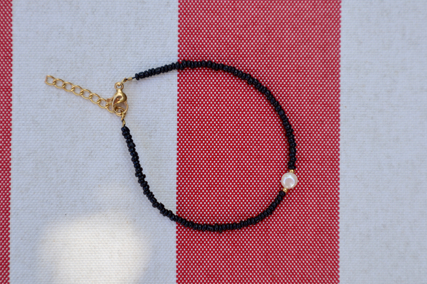 Armband: gouden parel - zwart