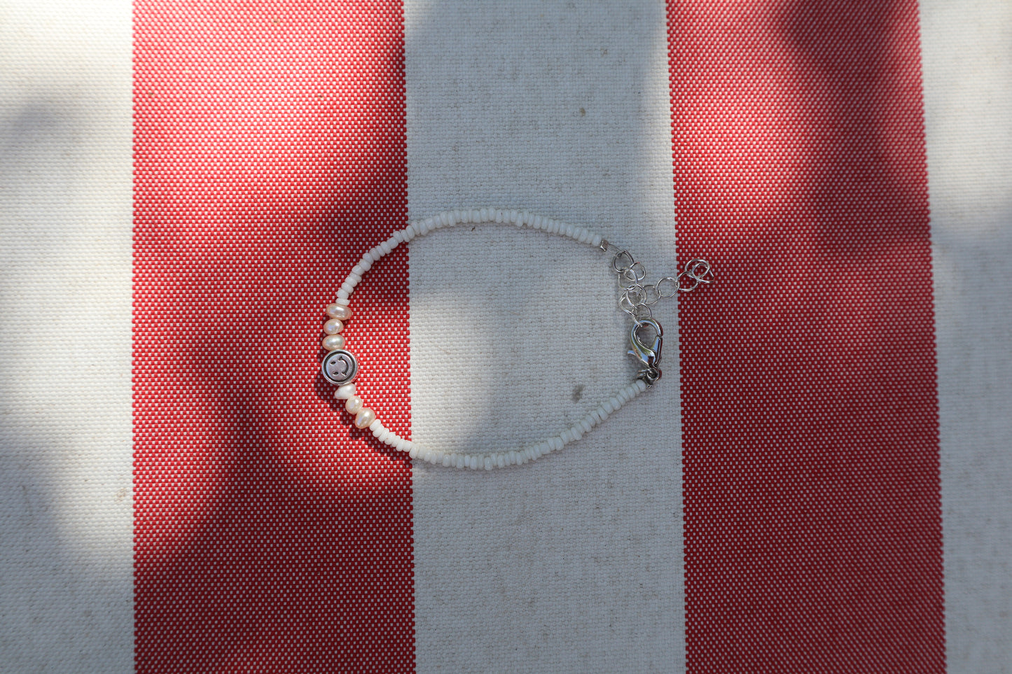 Armband: zilveren smiley - wit