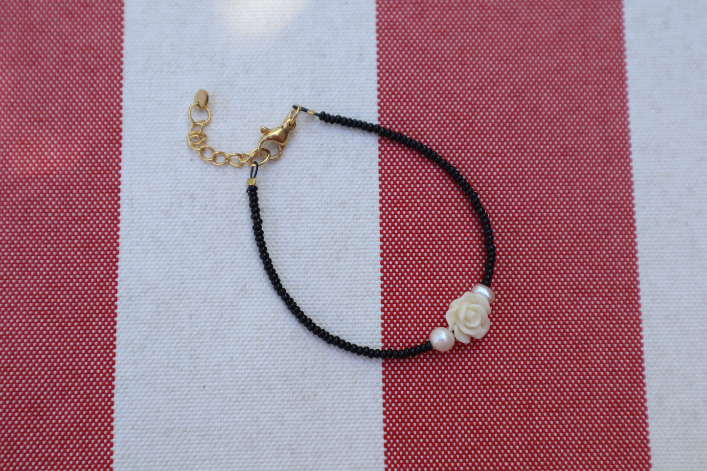 Armband: witte roos - goud, zwart