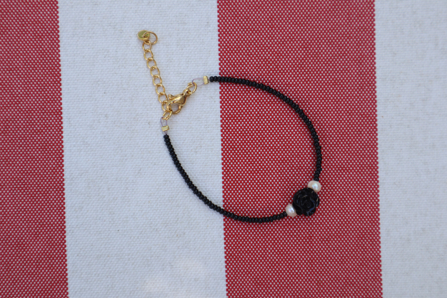 Armband: Zwarte roos - goud, zwart