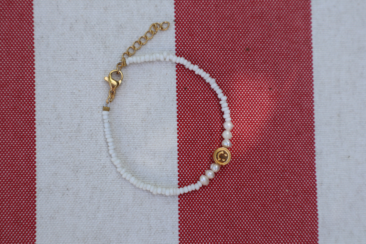 Armband: gouden smiley - wit