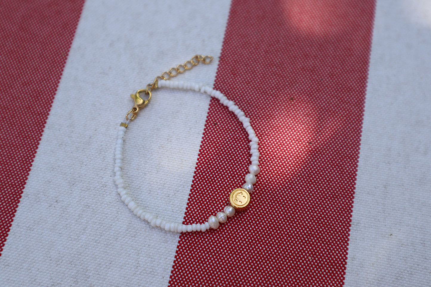 Armband: gouden smiley - wit