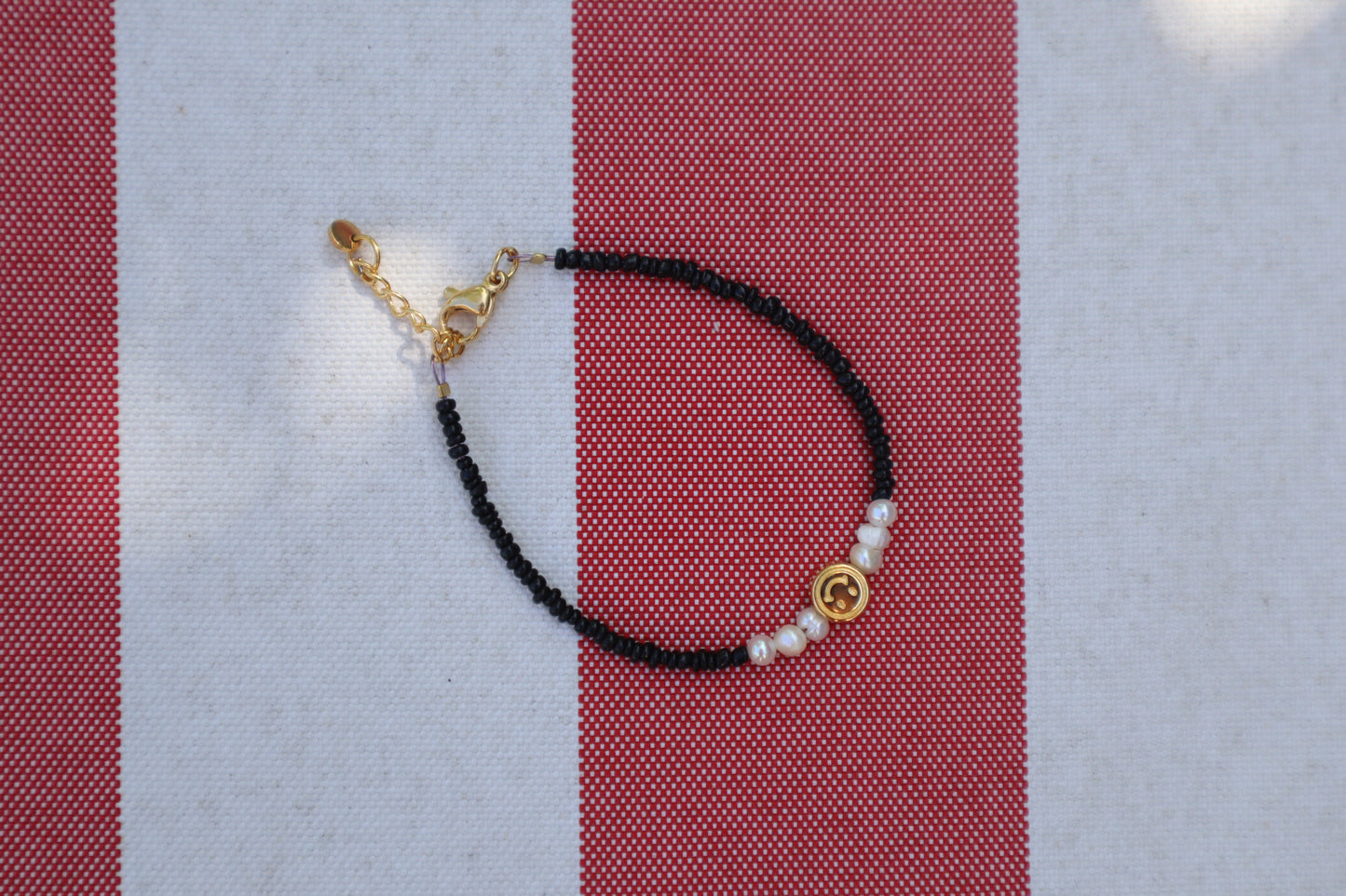 Armband: gouden smiley - zwart
