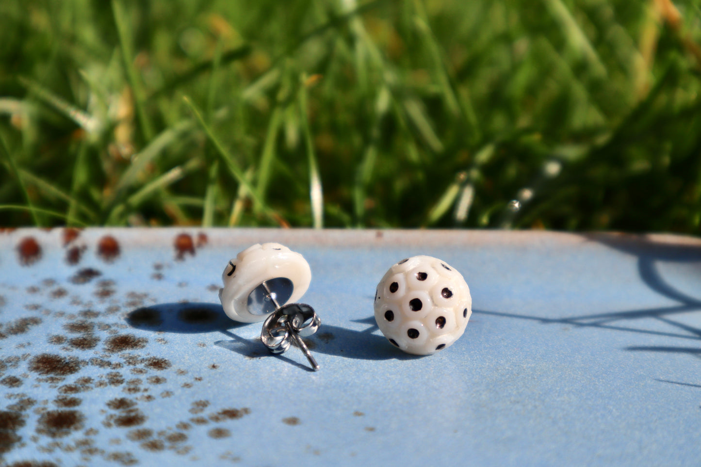 Oorbel: wit met zwarte stippen