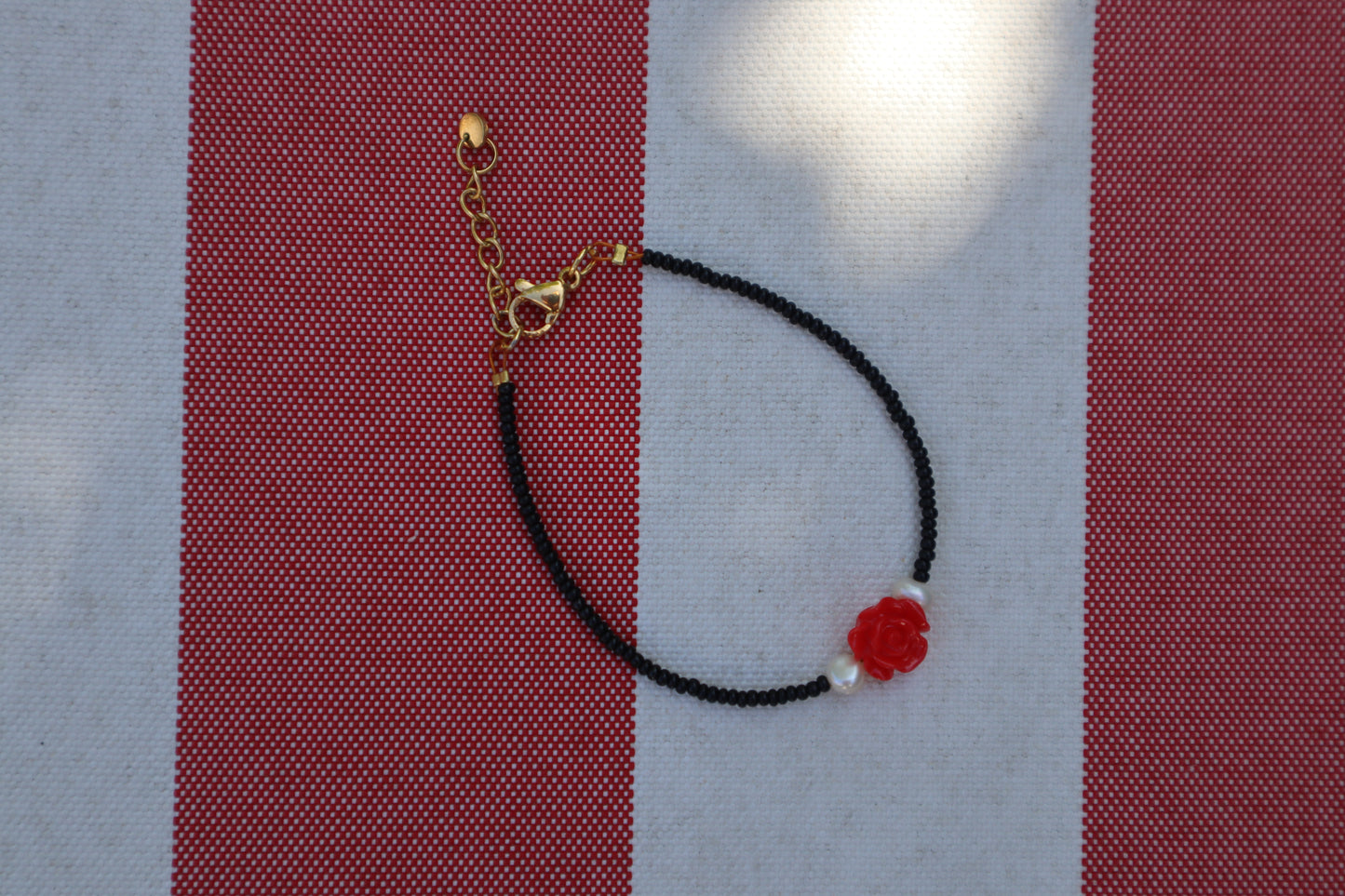Armband: rode roos - goud, zwart