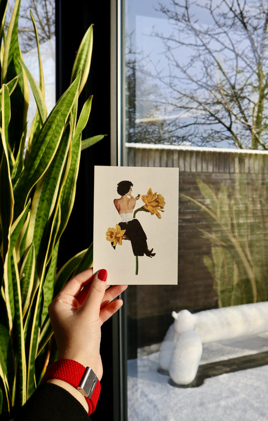 Kaart: vrouw op gele bloemen